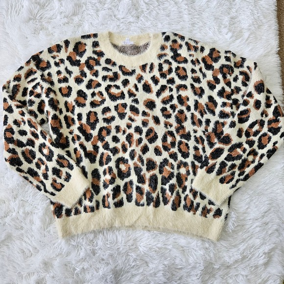 Le Lis Women's Fuzzy Leopard Print Crewneck Sweater. Size S - Picture 2 of 7